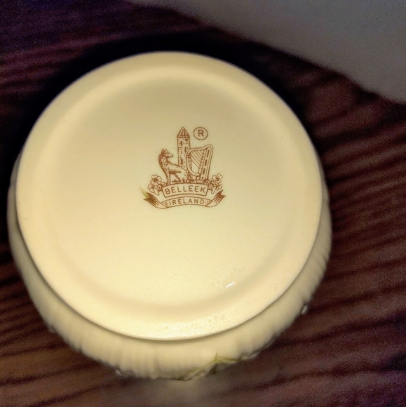 Belleek Daisy Spill Vase Ivory with shamrocks - Picture 5 of 5